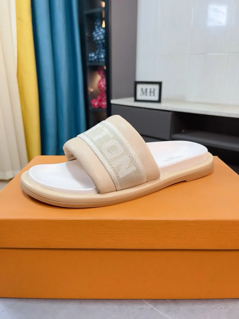 Ex-factory price 360🌹🌹 (lv-Louis Vuitton) New men's slippers, high-end boutique, exquisite embossed logo decoration on the upper, fine workmanship, super soft soles, casual, loose and comfortable, a must-have in summer! \nsize：38-44